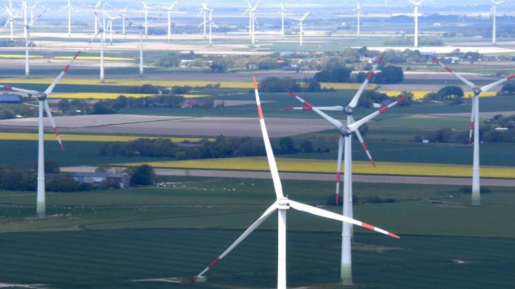 Windräder bei Büsum: Bisher dürfen in Schleswig-Holstein laut Regionalplänen zwei Prozent der Landesflächen mit Anlagen bebaut werden. Jetzt sollen es noch mehr werden.