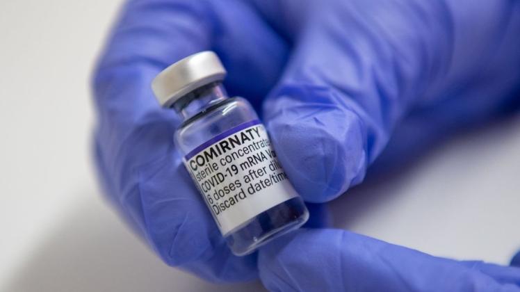Menschen unter 30 Jahren sollen laut der Ständigen Impfkommission künftig nur noch mit dem Impfstoff von Biontech/Pfizer (Comirnaty) geimpft werden.