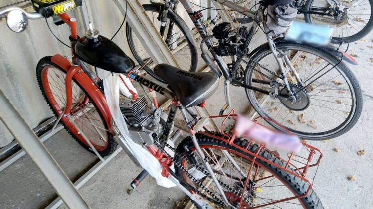 Diese beiden illegal und laienhaft mit Verbrennungsmotoren umgebauten Fahrräder hat die Polizei sichergestellt. Die Fahrer hatten Glück, sie sind nicht gestürzt.