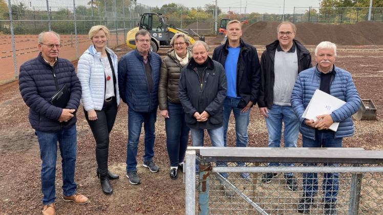 Werner Saremba (r.) führt mit seinem Unternehmen die Sanierungsarbeiten auf der Tennisanlage von Westfalia Westerkappeln aus. Der Vorstand der Tennisabteilung und Bürgermeisterin Annette Große-Heitmeyer freuen sich darüber, dass die 45 Jahre alten Plätze demnächst wieder wie neu sind.