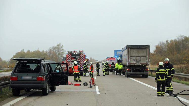 Kurz nach Absetzen des Notrufs rückte ein kompletter Löschzug der Feuerwehr auf die Autobahn 19 aus.