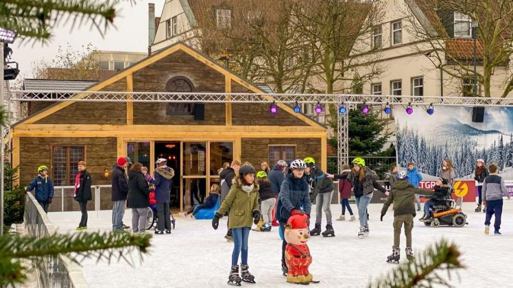 Die Eislauffläche und die benachbarte Eisbar gehören neben dem künstlichen Weihnachtsbaum zu den ersten Anlagen des Lingener Weihnachtsmarktes, die ab dem 17. November aufgebaut werden.