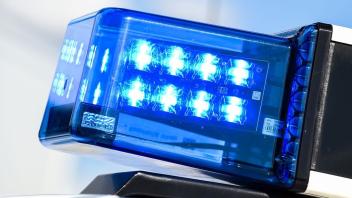 Ein Blaulicht auf dem Dach eines Einsatzfahrzeugs.