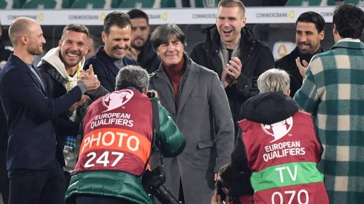 Begleitet von vielen Weltmeistern von 2014 wurde der langjährige Bundestrainer Joachim Löw (Mitte9 beim Spiel der deutschen Fußball-Nationalmannschaft in Wolfsburg gegen Liechtenstein verabschiedet.