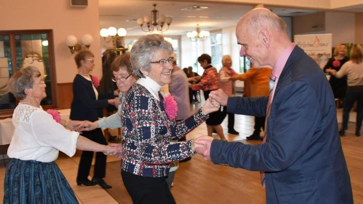 Glücklich beim Tanzen – seit mehr als 25 Jahren: Rita und Wolfgang Sump aus Schwerin leiten vier Erlebnistanz-Gruppen in Schwerin.