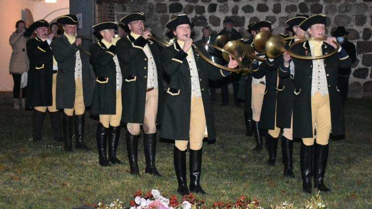 Nach der Hubertusmesse spielten die Jagdhornbläser Usedom weitere Stücke vor der Kirche.