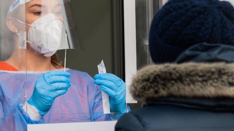 Eine Mitarbeiterin testet eine Patientin auf das Corona-Virus.