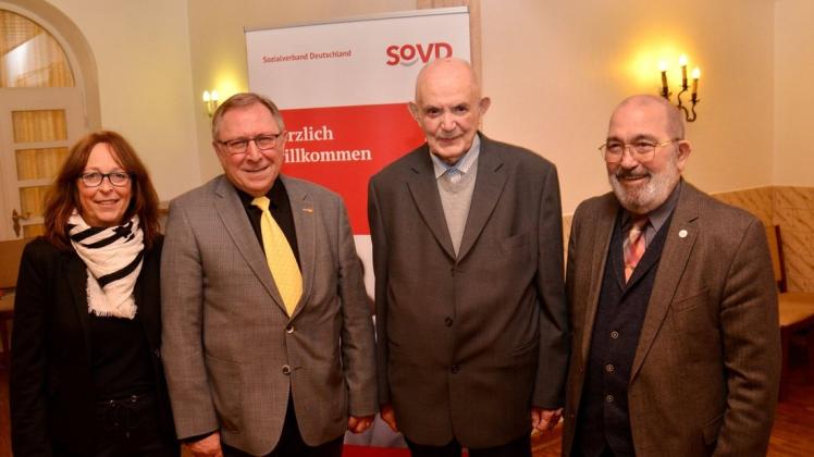 Nach 27 Jahren als Vorsitzender des SoVD hat Walter Kollhorst (2.v.r.) nun die Geschicke an Ernst-August Fürst (2.v.l.) und Marina Meyer gelegt.  Kreisvorsitzender Uwe-Dieter May dankte für das ehrenamtliche Engagement.