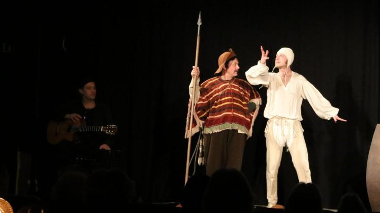 Laurenz Wiegand (von rechts) als Don Quijote, Andreas Erfurth als Sancho Panza und Gitarrist Rüdiger Krause auf der Binchen-Bühne.