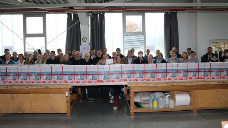 35 Mitglieder der Rotary Clubs Pinneberg und Wedel sowie der Nachwuchsorganisation Roteract packten 525 Pakete.