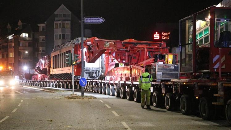 Der mehr als 700 Tonnen schwere Schwertransport mit einem XXL-Trafo ist auf dem Weg nach Oststeinbek.