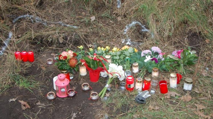Am Montagmorgen stehen Kerzen und Blumen an der Unfallstelle.