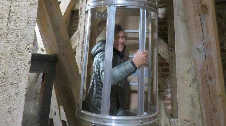 Erstbesteigerin Adelheid Lais ist im Turm der Gettorfer St.Jürgen-Kirche auf dem Weg nach oben. Durch die  neuen Leitern fühlt sie sich sicher.