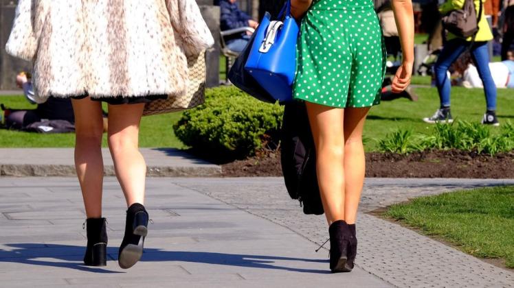 "Upskirting" beschreibt das Fotografieren oder Filmen unter Röcke und Kleider. Meist werden die Bilder heimlich erstellt, viele Frauen wissen gar nicht, dass sie betroffen sind. Symbolbild: dpa/Jane Barlow