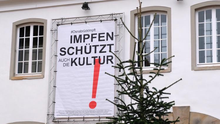 Jetzt hängt das Banner mit dem Impfappell an der Fassade der Lagerhalle.  Thomas Osterfeld