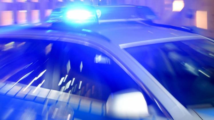 Bei einem Messerangriff in Güstrow wurde ein junger Mann schwer verletzt und musste noch in der Nacht notoperiert werden. Die Polizei sucht nach Zeugen.
