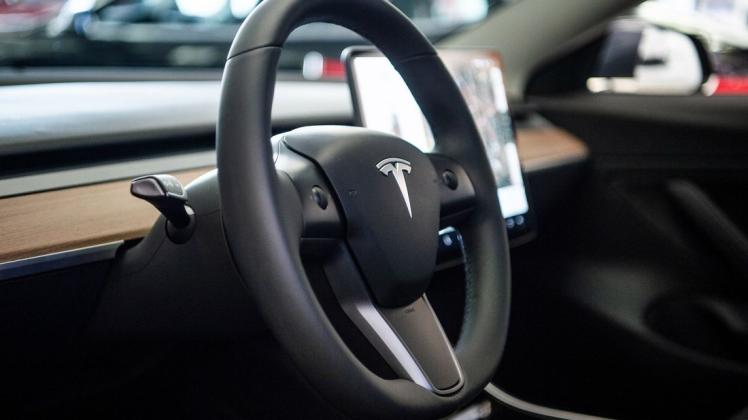Das Elektroauto Model 3 von Tesla lässt sich per App steuern und öffnen. Doch was, wenn die App einmal ausfällt?