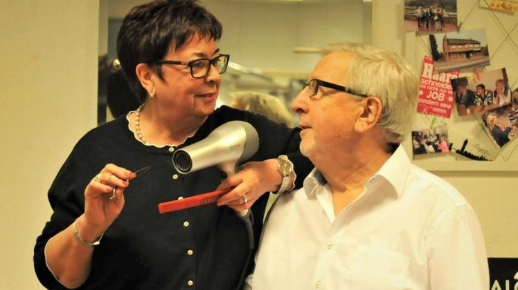 Brunhilde und Wilfried Wöstemeyer arbeiten auch nach 50 Jahren noch mit Freude in ihrem Beruf. Am 1. Dezember ist das goldene Jubiläum ihres Friseursalons an der Rheiner Straße in Lingen.