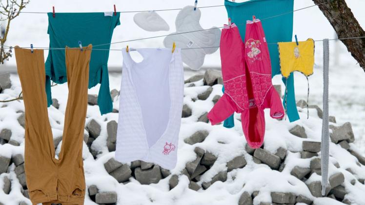 Wäsche bei Frost: Gefrorene Wäsche erst nach Froststarre abhängen
