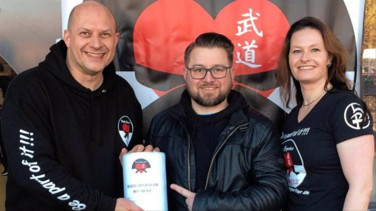 Torben Schulze (Mitte) vom Verein Budospirit überreichte die Spende an Initiator Marco Gevatter (l.) und PR-Chefin Janine Girth. 