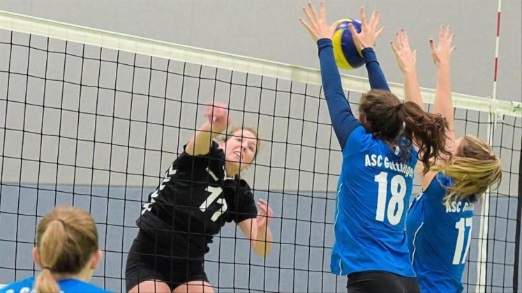 Wurden vom Spitzenreiter abgeblockt: die Oberliga-Volleyballerinnen der VG Delmenhorst-Stenum um Katharina Stöver (links). Sie verloren ihr Heimspiel gegen den ASC Göttingen mit 0:3. Wurden vom Spitzenreiter abgeblockt: die Oberliga-Volleyballerinnen der VG Delmenhorst-Stenum um Katharina Stöver (links). Sie verloren ihr Heimspiel gegen den ASC Göttingen mit 0:3.