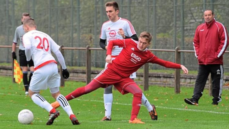 Schwer zu überwinden: Dauerläufer Jonas Müller und der TuS Hasbergen um Trainer Andreas Lersch (rechts). Schwer zu überwinden: Dauerläufer Jonas Müller und der TuS Hasbergen um Trainer Andreas Lersch (rechts).