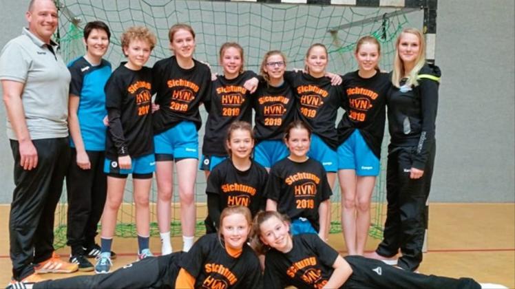 Die Talente des weiblichen Jahrgangs 2006 der Handballregion Oldenburg mit ihren Trainern. 