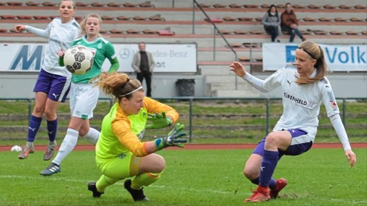 Jahns einziger Streich: Vivien Endemann (rechts) erzielt gegen Werder-Torhüterin Olivia Klatzka das zwischenzeitliche 1:1. 