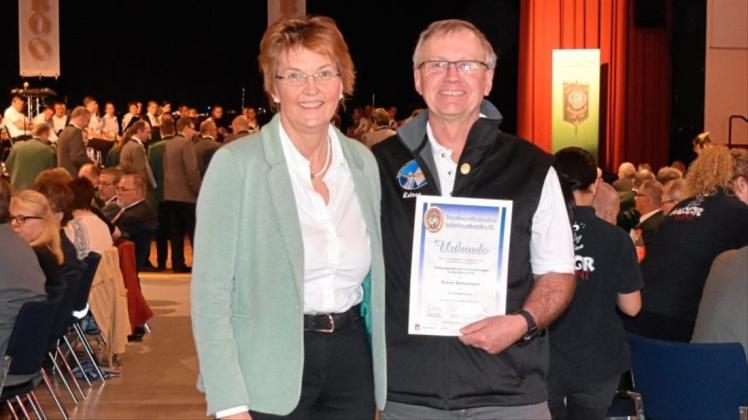Susanne Mittag gratulierte Bogensportler Rainer Bettermann zu seiner vierten Auszeichnung. 