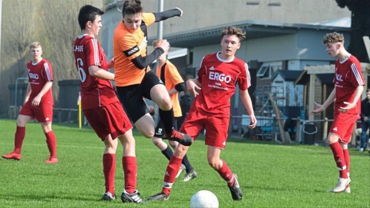 Sieg im Nachbarschaftsderby: Die Bezirksliga-B-Junioren des TV Jahn Delmenhorst um Tom Bockmeyer (Bildmitte) behaupteten sich gegen Keno Schwarz (links) und den FC Hude mit 1:0. Sieg im Nachbarschaftsderby: Die Bezirksliga-B-Junioren des TV Jahn Delmenhorst um Tom Bockmeyer (Bildmitte) behaupteten sich gegen Keno Schwarz (links) und den FC Hude mit 1:0.