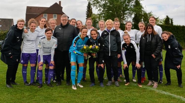 Gruppenbild: Verabschiedung der langjährigen Jahn-Spielerinnen Magdalena Flug (vorne links) und Anna Mirbach (vorne rechts) nach dem letzten Spiel der Saison 2018/19. 