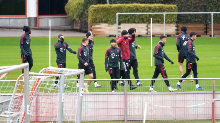 FC Bayern Muenchen Training, Saison 2021/2022 an der Saebenerstrasse. 050122