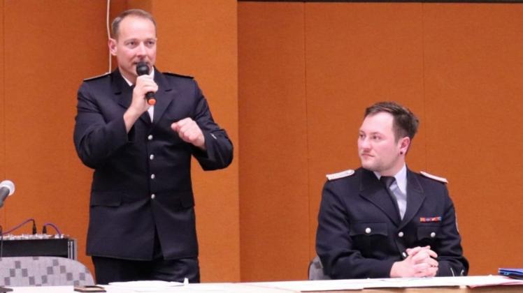 Der erste Bericht als neuer Wehrführer: Heiko Maaß (l.) hielt ihn und dankte zudem Tony Niepagen, der die Freiwillige Feuerwehr Neustadt-Glewe anderthalb Jahre lang kommissarisch geführt hatte.