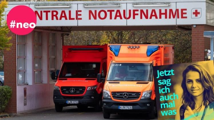 Zwei Rettungswagen stehen an der Zentralen Notaufnahme vom KRH Klinikum Agnes Karll Laatzen in der Region Hannover. Die Lage in den Kliniken spitzt sich wegen der stark steigenden Zahl von Corona-Patienten deutlich zu.
