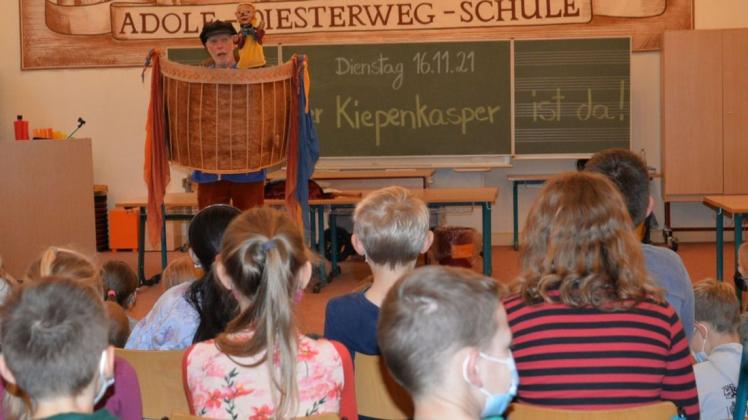 Kiepenkasper Uwe Spillmann bei der Puppentheatervorstellung auf Englisch für die dritten Klassen der Adolf-Diesterweg-Schule.