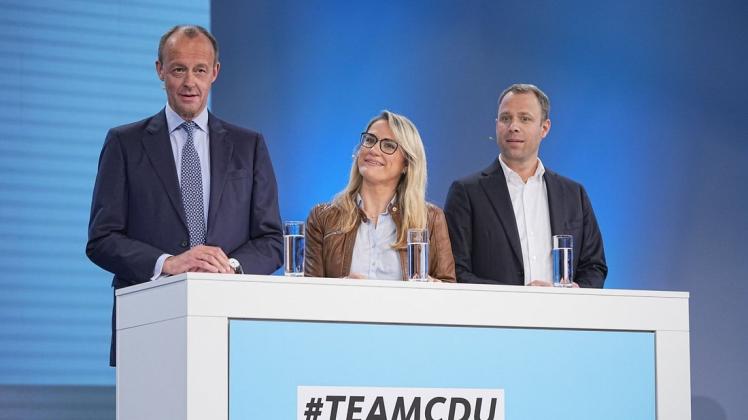 Friedrich Merz (l), steht bei einer Pressekonferenz mit Christina Stumpp (CDU) und Mario Czaja (CDU), auf der Bühne. Merz kandidiert zum dritten Mal in Folge für den CDU-Vorsitz.
