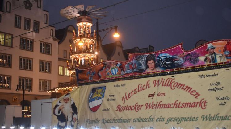 Auf dem Neuen Markt in Rostock leuchtet bereits die Weihnachtspyramide. Am 22. November wird der Rostocker Weihnachtsmarkt eröffnet.