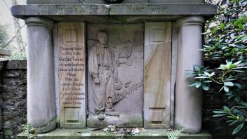 Riskanter Beruf, früher Tod: Der Flugpionier Gustav Tweer stürzte 1916 beim Einfliegen eines neuen Flugzeugmodells ab. Sein Grab befindet sich auf dem Johannisfriedhof.