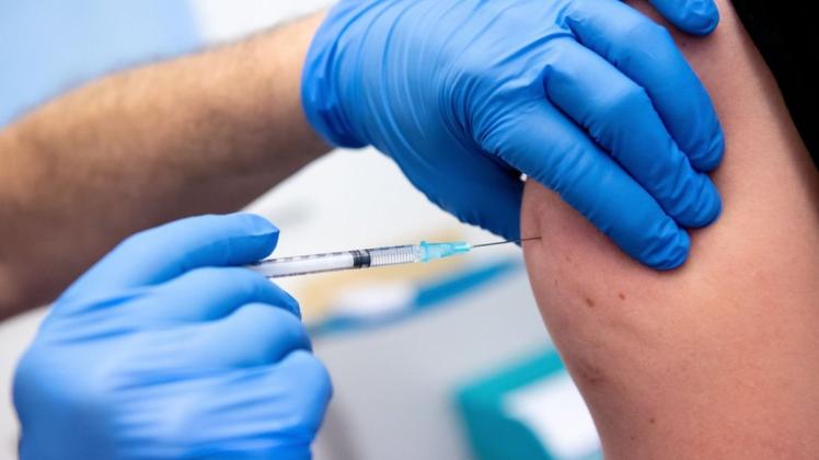Ein Mitarbeiter der Asklepios Klinik wird von einem Kollegen mit dem Corona-Impfstoff von Biontech/Pfizer geimpft. (Archivbild)