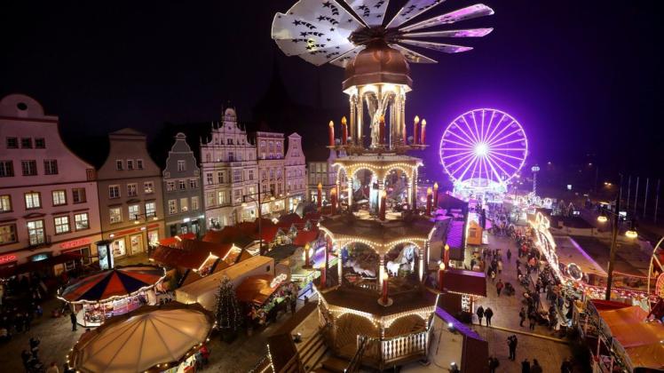 Wegen der steigenden Corona-Zahlen gilt für den Besuch des Rostocker Weihnachtsmarktes die 3G-Regel. Der Weihnachtsmarkt wird am Montag, 22. November, eröffnet und dauert bis zum 22. Dezember.