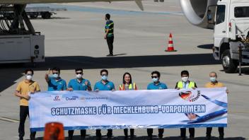 Damals war die Masken-Welt noch in Ordnung: Am 23.04.2020 landete auf dem Flughafen Rostock-Laage ein Airbus A350-900 von Vietnam Airlines mit 1,5 Millionen Atemschutzmasken aus Vietnam.