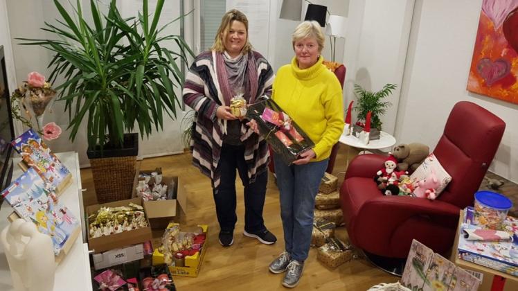 Großer Zuspruch für die Spendenaktion: Patricia Reppien (links) und Marlene Brinker (rechts) organisieren die Gewinne und Verkaufsartikel für die besondere Weihnachtsaktion zu Gunsten der Kinder- und Jugendhospizarbeit.