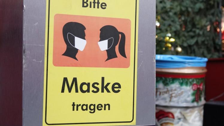 Maskenhinweis an einem Weihnachtsmarkt. (Symbolbild)