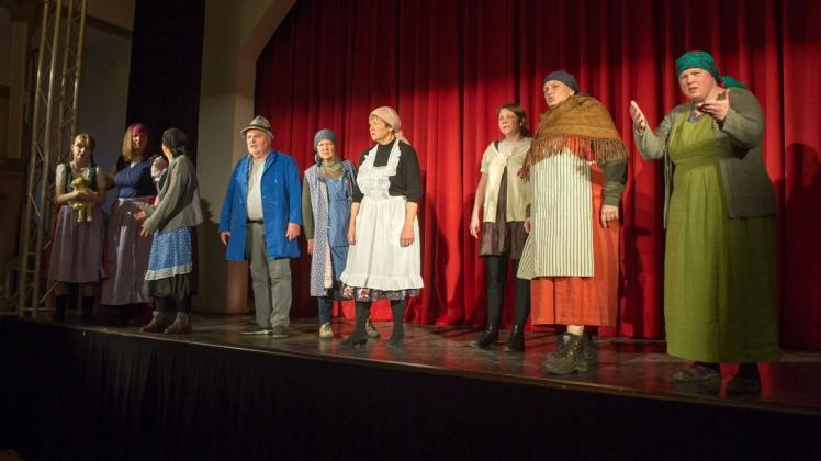 So kennt wohl kaum jemand Lehrerin Saskia Lampe (rechts). Als Maria gehört sie zum Ensemble der Lauenburger VHS-Theatergruppe. Am kommenden Freitag feiert „Tannöd“ Premiere.