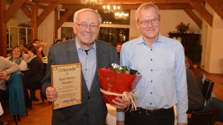 Karl-Dieter Fischer (l.) wird von Norbert Westphal zum Ehrenmitglied ernannt.