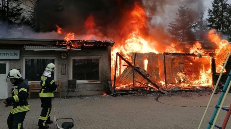 Ein Großbrand hat am Samstagnachmittag in Sewekow das Haupthaus des dortigen Campingplatzes vernichtet.