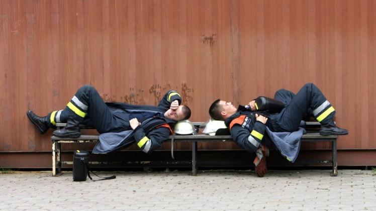 Völlige Erschöpfung: Ehrenamtliche Feuerwehrleute klagen über enorme Belastung. Symbolfoto