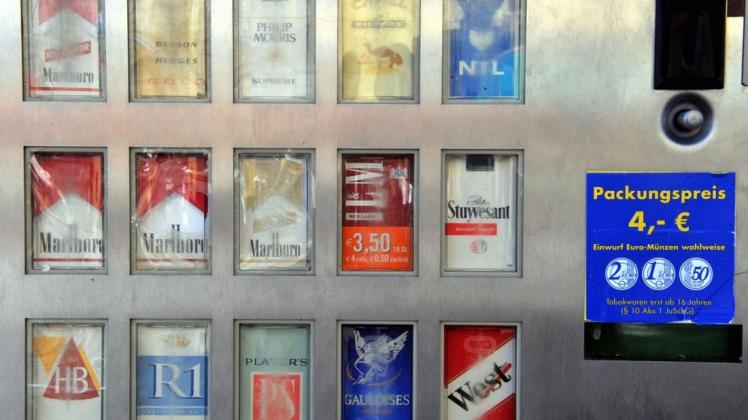 In Rostock ist ein Zigarettenautomat das Ziel von Dieben geworden.