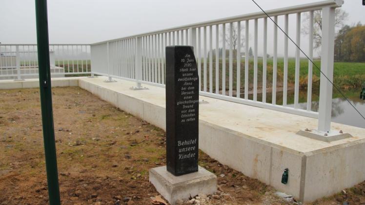 Dieser Gedenkstein erinnert an den tragischen Tod eines Mädchens am Zepeliner Wehr.