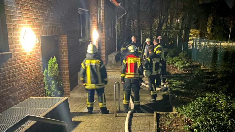 Bei einem Brand in Alfhausen kam ein Rollstuhlfahrer ums Leben. Die Feuerwehr konnte ihn nicht mehr retten.